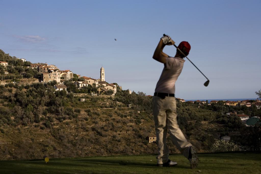 Castellaro Golf Resort エクステリア 写真