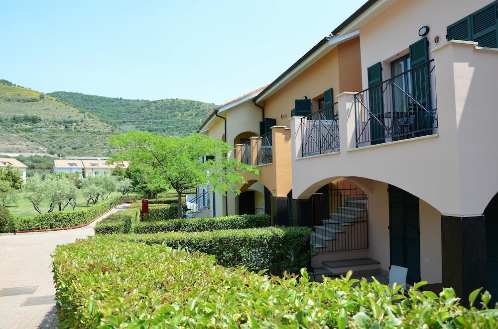Castellaro Golf Resort エクステリア 写真