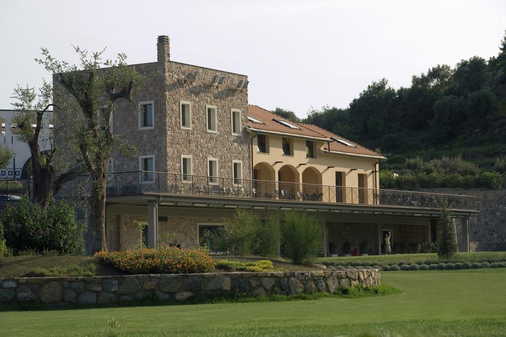 Castellaro Golf Resort エクステリア 写真