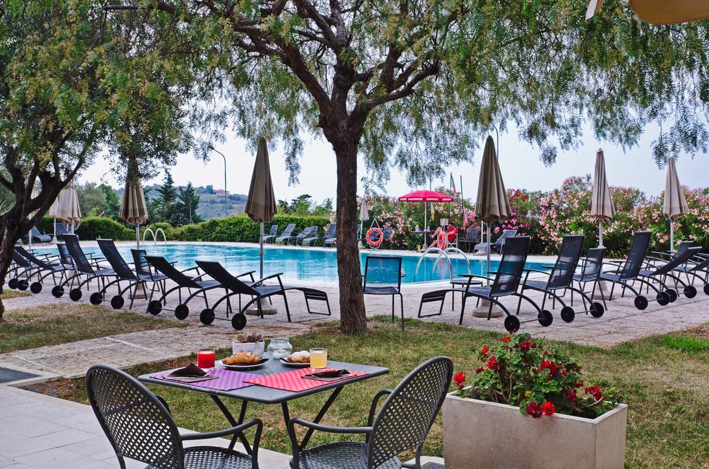 Castellaro Golf Resort エクステリア 写真