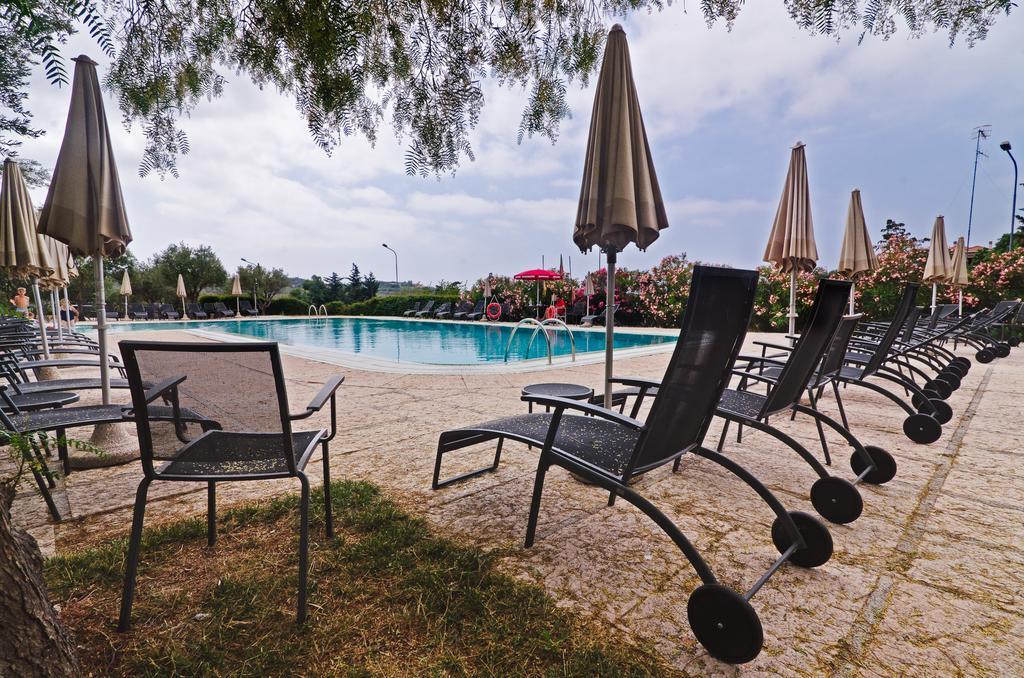 Castellaro Golf Resort エクステリア 写真