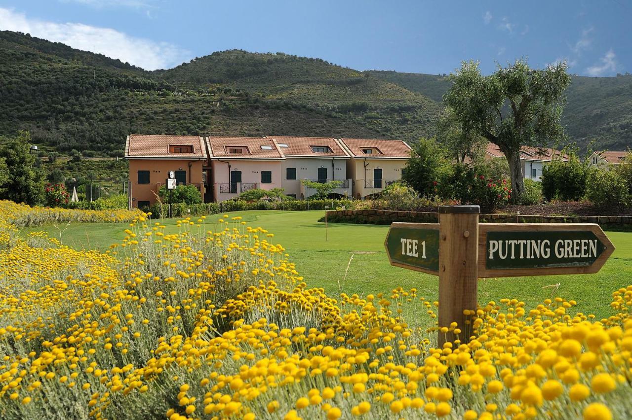 Castellaro Golf Resort エクステリア 写真